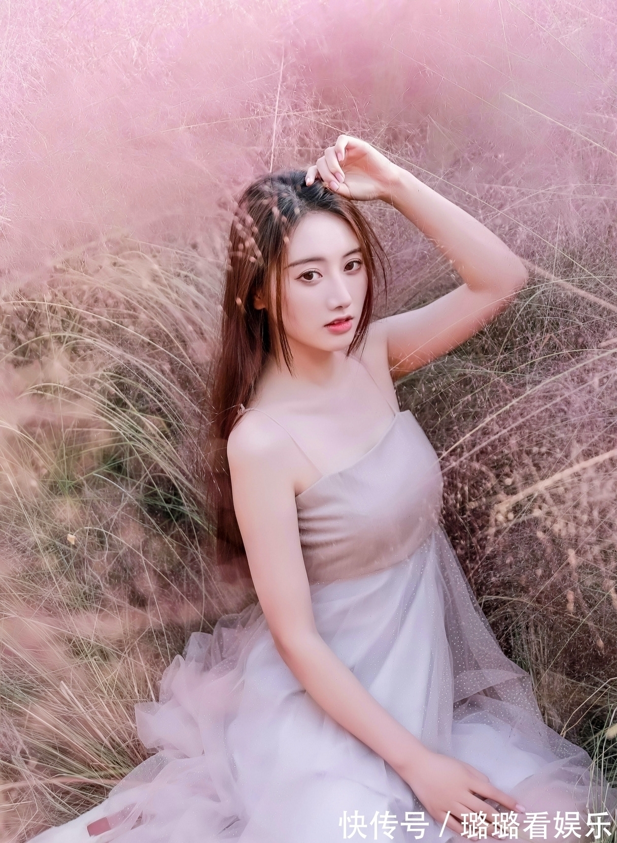 步云#七绝·十首丨潭里落霞随梦碎,侧身挥袖步云归