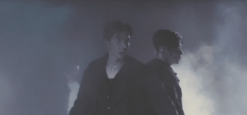 《哥哥》四公,他们两人在逆光沙地舞台里与伴舞们齐舞,飒气十足