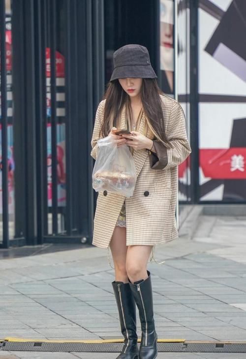 时尚穿搭：长款西装外套，搭配连衣裙，尽显淑女气息