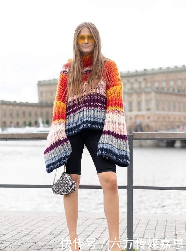 显瘦|最近火了一种显瘦的穿法,挑大一码的毛衣这么穿,藏肉还时尚
