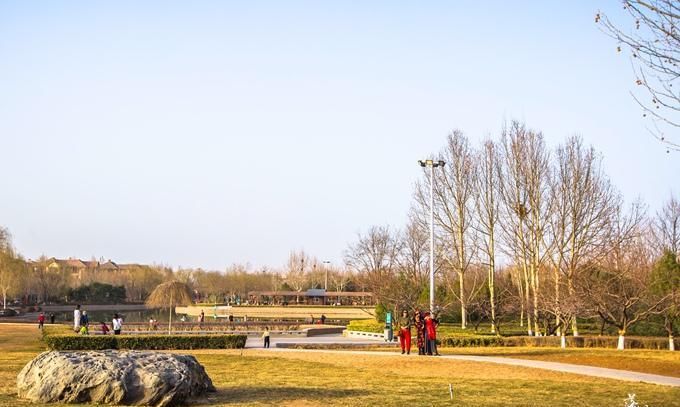 石家庄有一座垃圾地基上建造的公园，风景秀美，是踏青的好去处