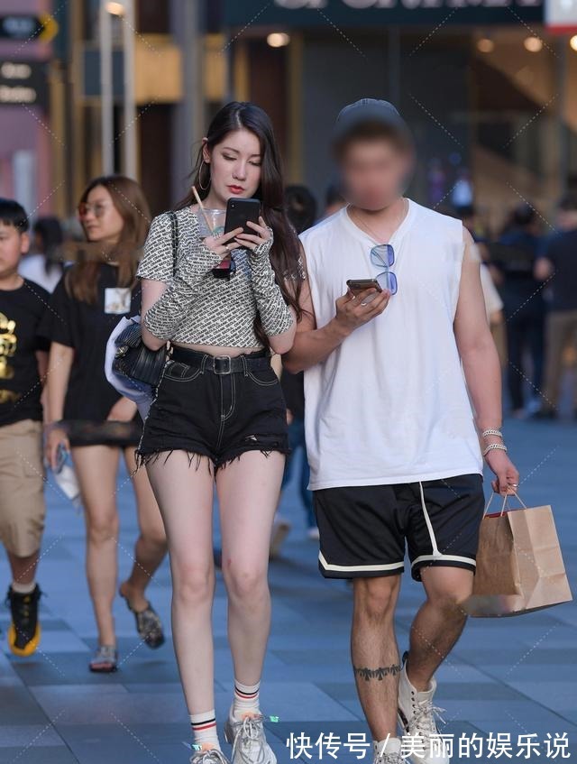 小姐姐 黑白套装搭配彩色鞋袜,时尚欧美范,简约又跳脱的时尚搭配!