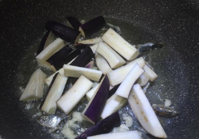 炒茄子先放油是大错,难怪发黑还油腻!大厨教你2招,软嫩又鲜香