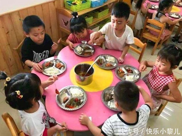 幼儿园开放日，宝妈吐槽老师给孩子盛的饭菜少，园长：真不是小气