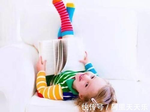 驼背|宝宝的这三种坐姿虽然可爱,却会影响骨骼发育,赶快纠正!