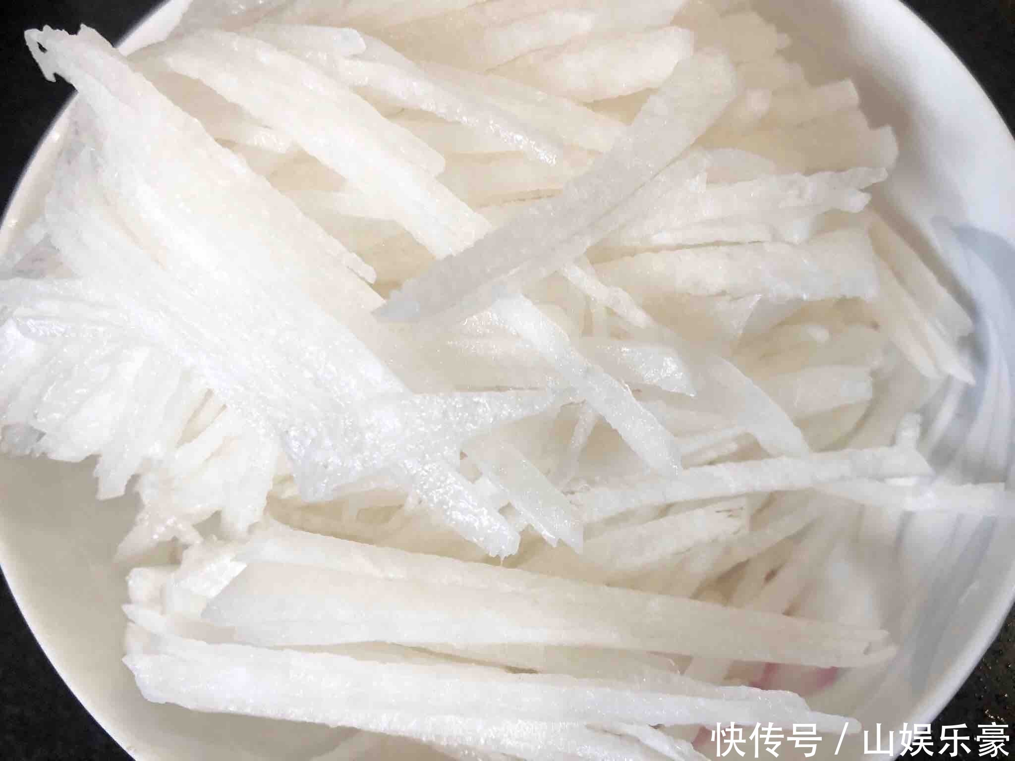 做萝卜肉馅的饺子,焯水和不焯水有多大区别很多人都做错了