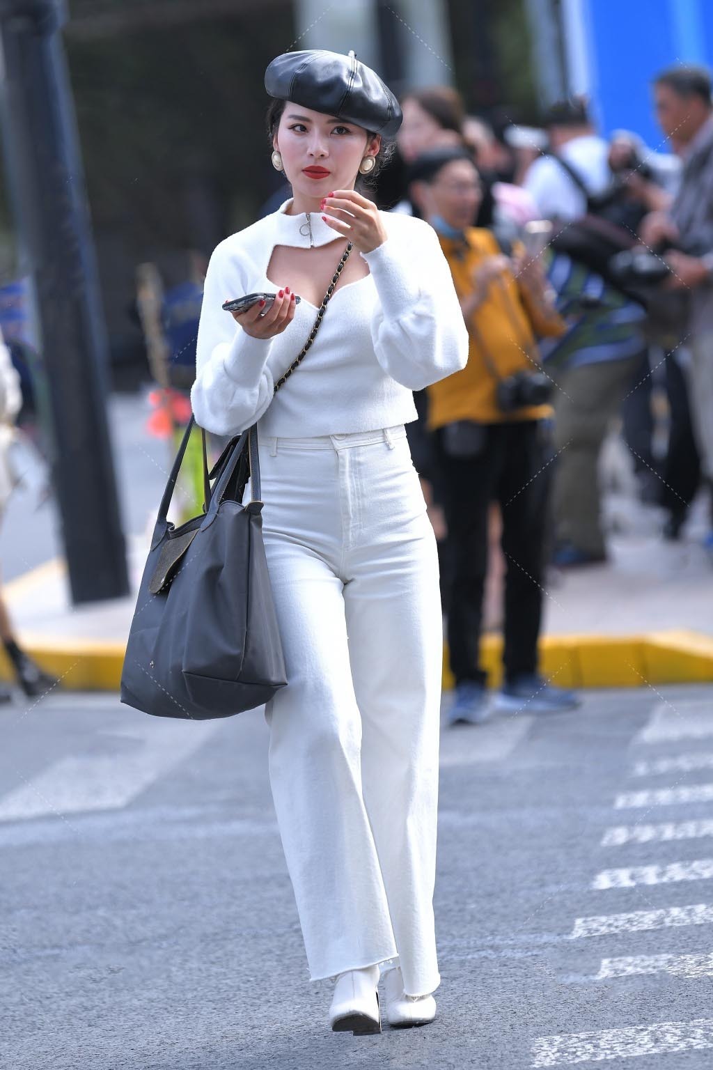 精致|街拍:秋冬追求时髦精致的造型, 试试“微喇叭”吧, 个性耐看显气质