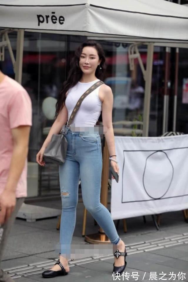 美女 -紧身牛仔裤美女,彰显出魅力气质,尽显迷人的性感身材