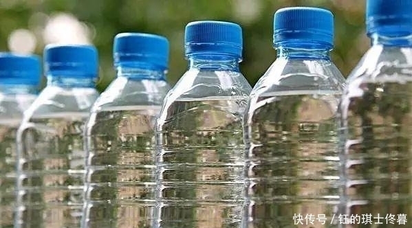 高价水|可口可乐旗下最寒酸的子品牌,瓶子一捏就软,从始至终只卖1元