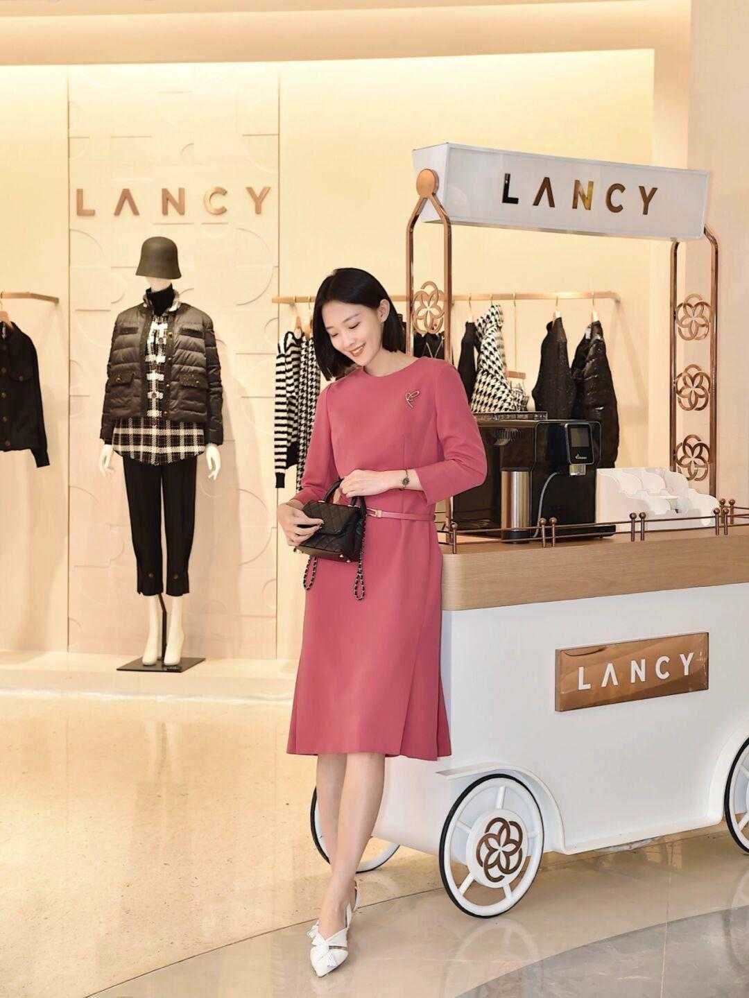 牛仔裙 早春职场怎么穿更洋气?借鉴这几组搭配方式,简约日常又有气场