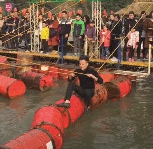 |搞笑GIF:从姑娘的眼神里,感觉你俩之间不简单呀!