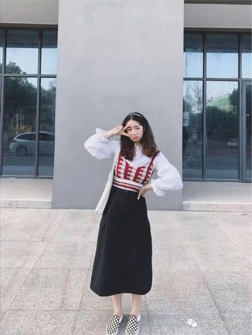 黑色半身裙怎么搭配上衣和鞋子好看