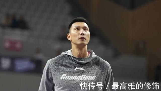 易建联|易建联带两儿子回洛杉矶家,儿子名字遵循家族规定:男孩必须叫YJL
