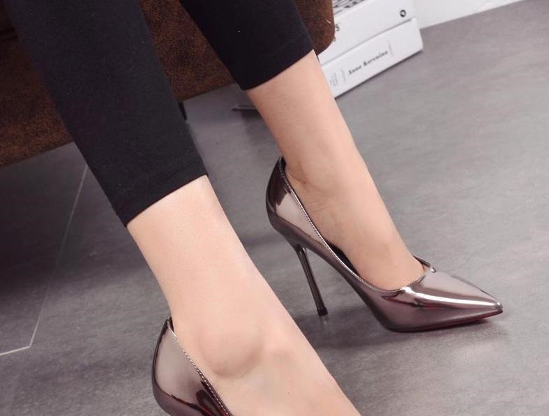 细跟 露趾细跟高跟鞋,凸显柔美风情,不经意间流露文雅范儿