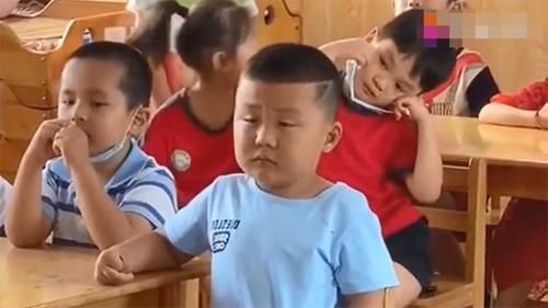 宝宝|幼儿园宝宝打瞌睡,眼皮“打架”下意识靠肩膀,动作萌翻网友