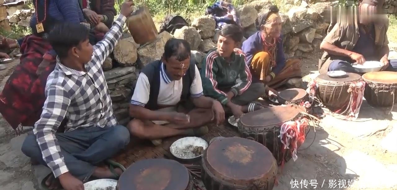 农村|尼泊尔农村大型酒席,场面壮观,只吃一个菜咖喱羊肉配米饭