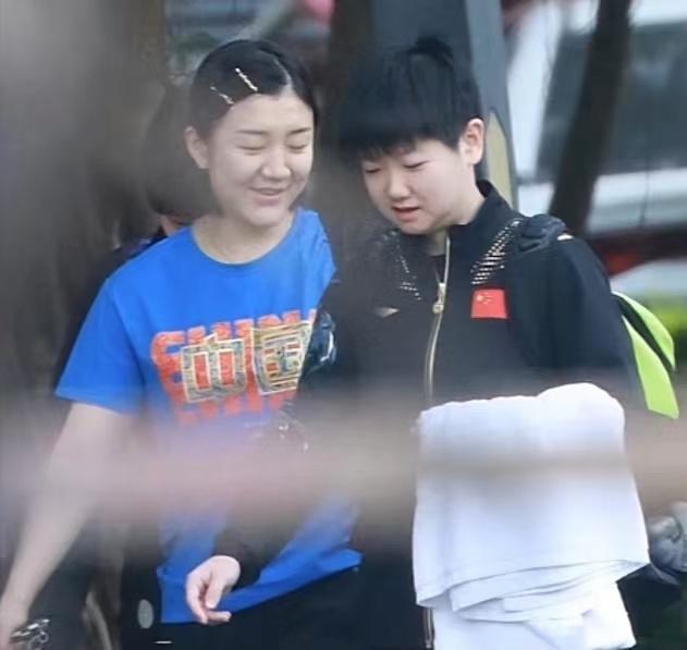 国乒|陈梦太坏了!把雪容融送孙颖莎,手拿冰墩墩炫耀:证明正大气人