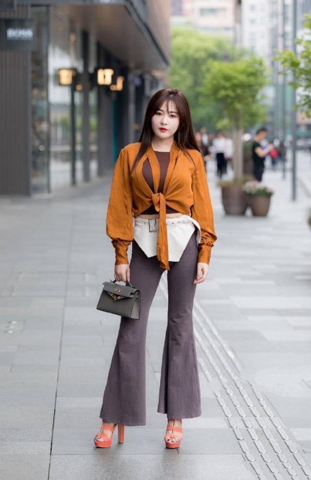 街拍美女身穿休闲装，彰显青春的活力，散发时尚淑女的气场