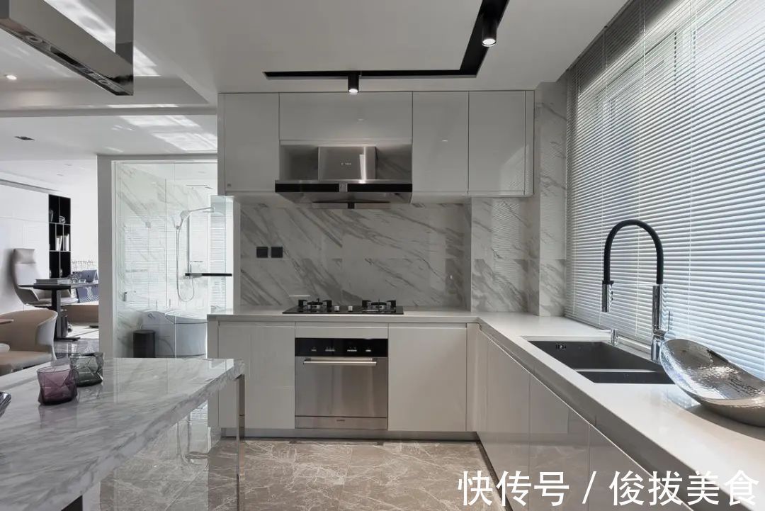 优雅|180㎡现代简约，卫生间用玻璃墙？设计太大胆！是否有点奔放？