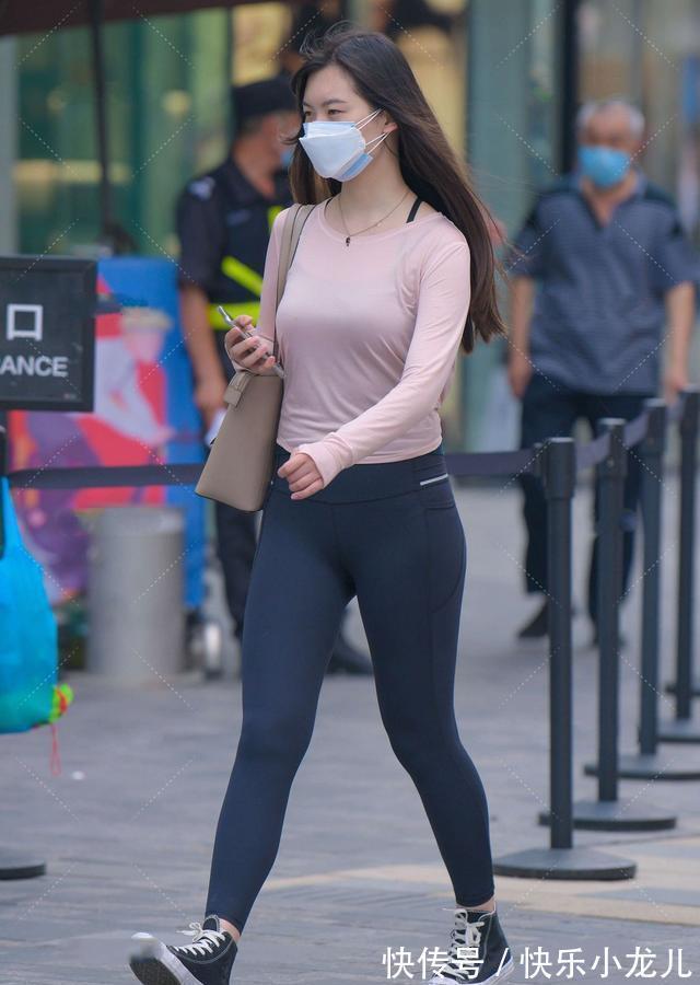 下身为 黑色运动裤搭配淡粉色长袖，贴身舒适又透气，青春有朝气