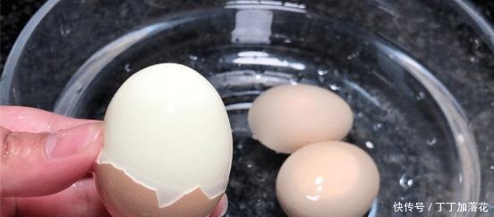  煮鸡蛋时，一定不能直接加水煮，多加1样，蛋壳一碰就掉，更香嫩