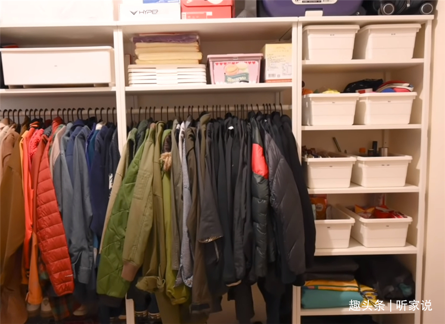 姑娘|“囤积癖”姑娘10㎡卧室，衣服堆积如山，3名整理师8小时打扫干净