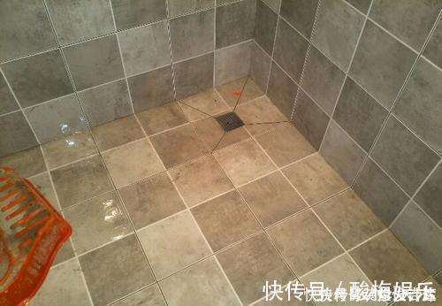 下水|卫生间地面不要做斜坡了,有钱人都设计这种代替,下水快又防滑