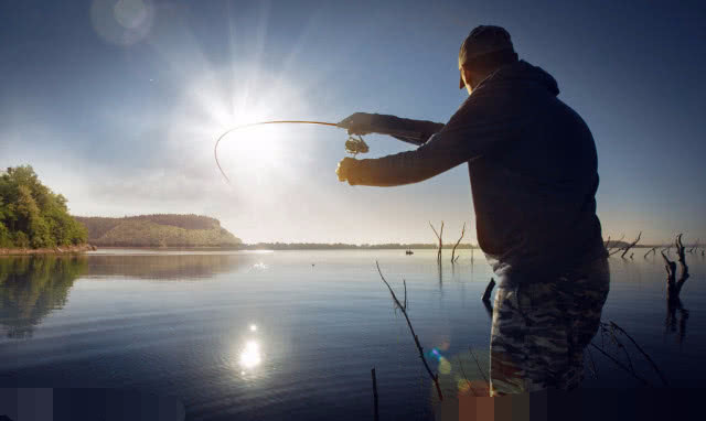 男子钓上35斤的“大鱼”，突现水面上的龙须，网友发了