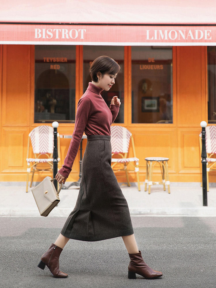 针织衫|秋冬知性内搭怎么穿？条纹衬衫+黑色直筒裤，保暖又百搭