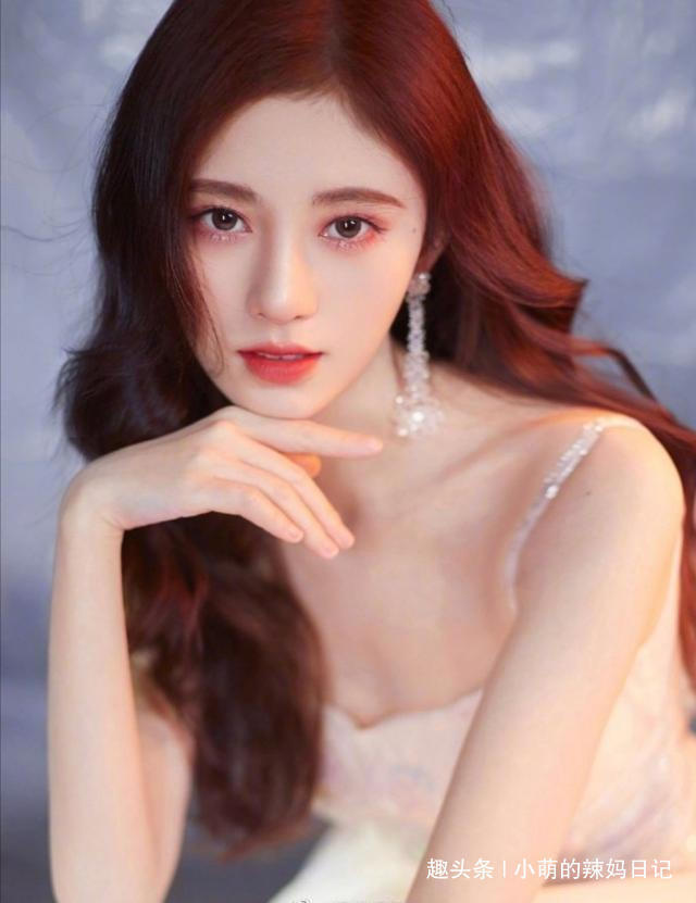 发量|女人过了45岁,烫卷发比留直发更减龄!建议这4款,年轻更显气质