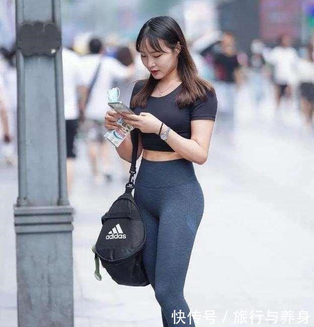 穿搭 时髦美丽的瑜伽裤穿搭尽显青春姿态，唯美清新感十足，优雅自信！