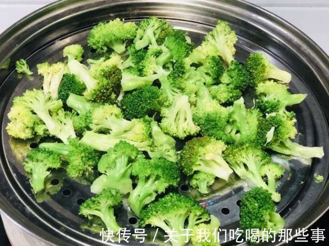 西蓝花炒虾仁|炒西蓝花最忌焯水,饭店老师傅教你一招,出锅鲜嫩翠绿,营养还入味