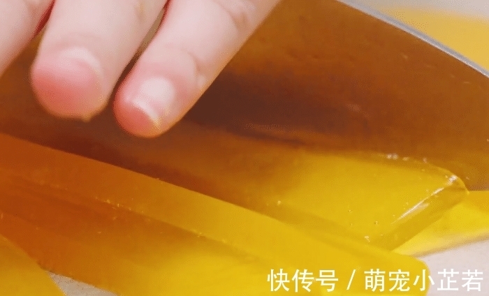 孩子想吃水果糖？在家教你简单做，一斤鲜橙做一大盘，香甜又营养