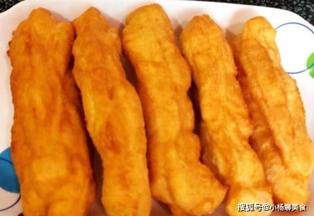做油条别只加泡打粉了,多加这3样,油条根根空心酥脆,吃得放心