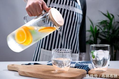 皮肤干燥|皮肤干燥紧绷,掌握4点诀窍,锁住水分远离粗糙