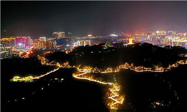 龙岩莲花山栈道灯火通明，呈现一幅美丽的夜景