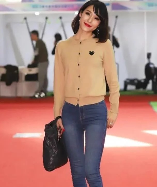 看上去|街拍:身材苗条的小姐姐,让人看上去十分的羡慕