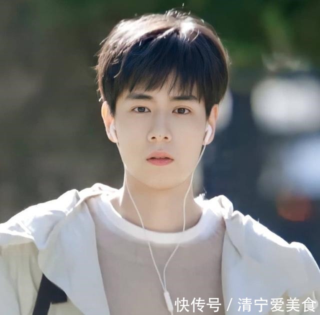 男生剪发型，少留“大背头”！这6款发型清爽潮流，更显阳光帅气