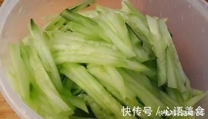 黄瓜别再凉拌了，这样做清爽适口，又当菜又当饭！