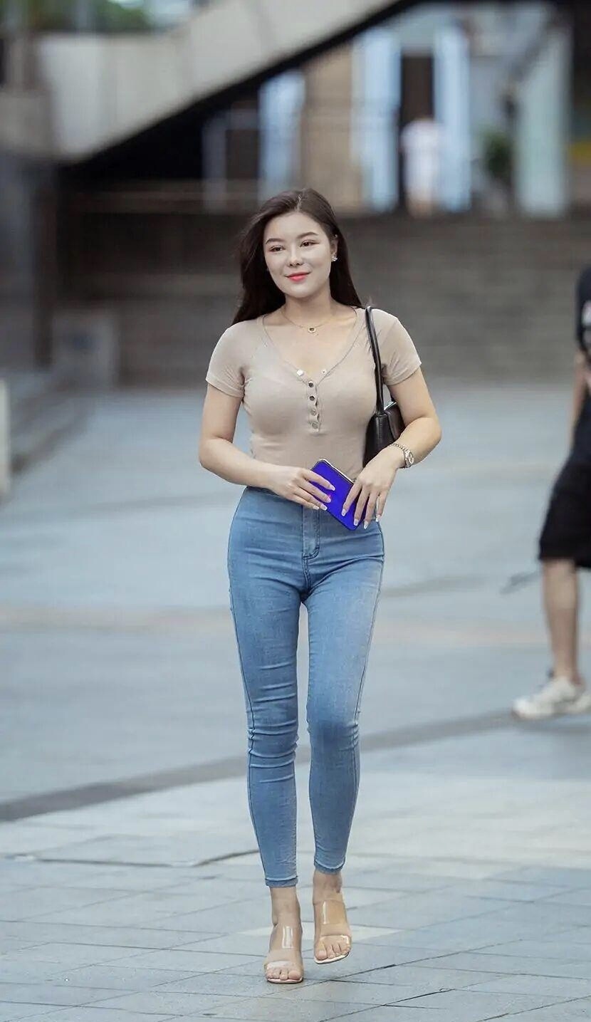 “烂大街”的牛仔裤,以新面貌示人,穿出了与众不同的美!