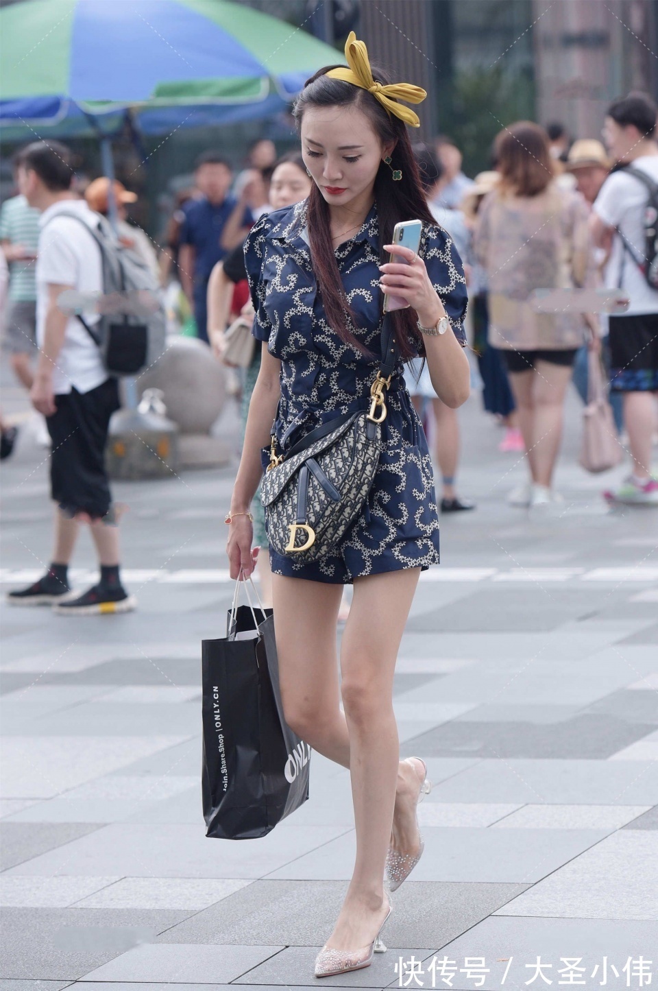 街拍|美女街拍：奢侈店门口拍到的一幕，这气质肯定是土豪的女人，太养眼了！