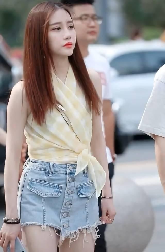 造型|街拍美女别人穿裙子1颗扣子就够了,小姐姐的裙子要6颗纽扣