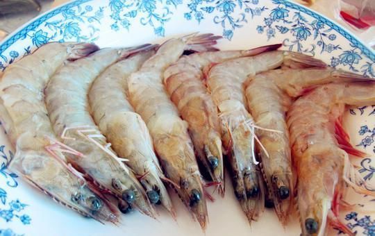 煮虾时,加入生姜和食盐可不行,多加这两样,虾肉细嫩又鲜香