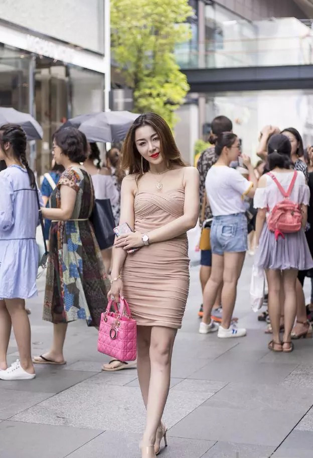 蓝灰色|美女身穿一字肩很有造型感,搭配一条蓝灰色的百褶裙,很有风度的感觉