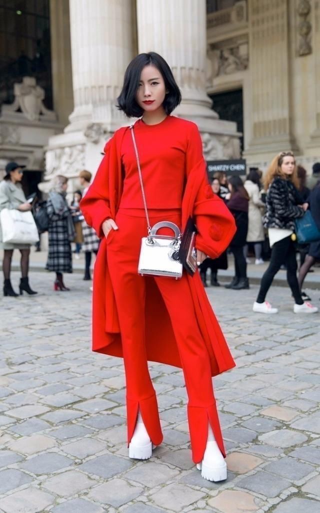 青春活力展现出淡淡高雅的品味，舒适利落显满满的时尚气息