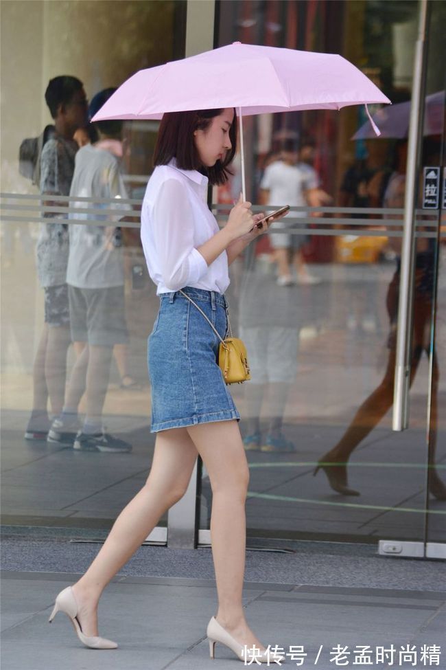 美女|穿着短裙的姑娘,搭配黑丝袜性感十足,不同年纪搭配也不同