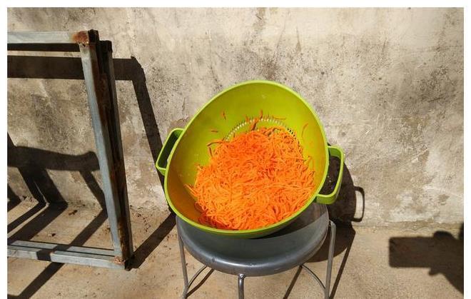 胡萝卜|胡萝卜创新吃法，不炒也不蒸，不放一滴油，配上油条超级好吃