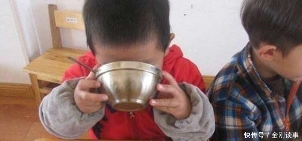 主动权|4岁宝宝在家要喂饭,到幼儿园吃饭别提多香,老师的话道出真相