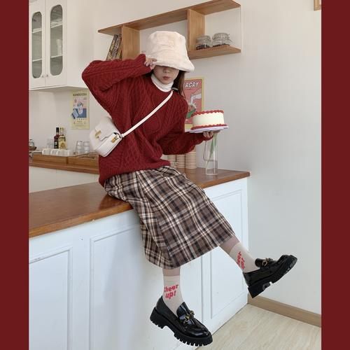 早春穿针织开衫、毛衣怎么穿好看？今年流行配“格子裙”，很美！