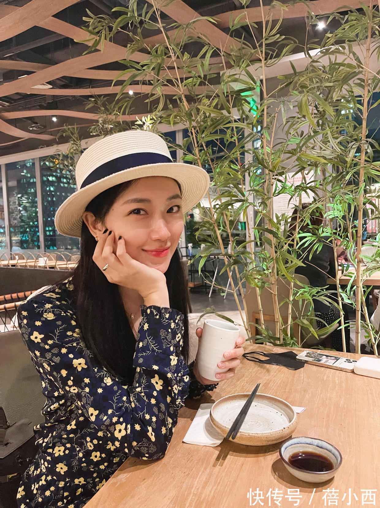 泡泡袖|菅纫姿美得不像话,穿碎花连衣裙出门也显气质,配短靴腿型更加分